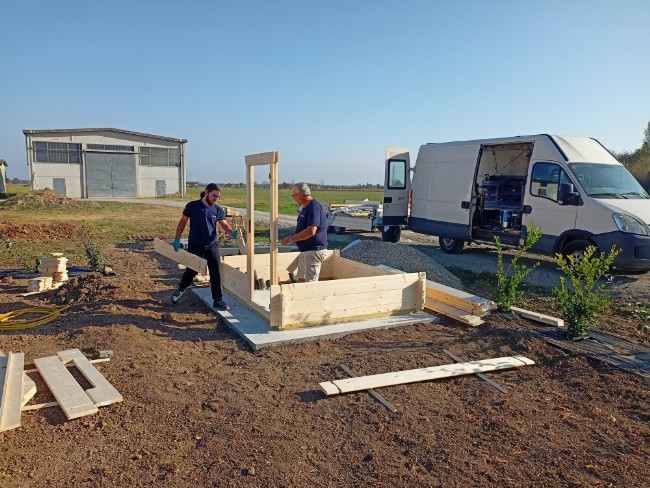 il cliente inizia il montaggio della casetta di legno nel suo giardino