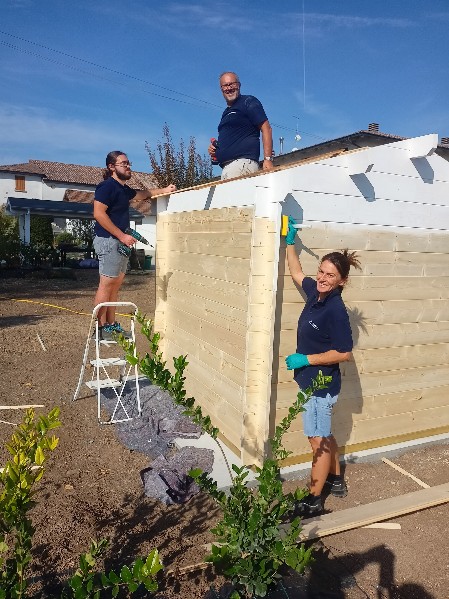 tutta la famiglia collabora al montaggio della nuova casetta in legno