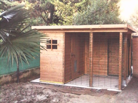 box-cane-legno-veranda casetta in legno per cani con veranda taponata in rete plasticata verde
