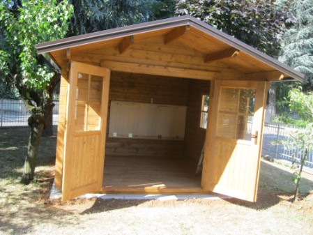 casetta in legno con porta doppia per trattorino