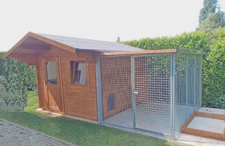 casetta+cane+egno+rete grande casetta in legno per cani,porta e finestra con vetro.esterno a ridosso una gabbia in rete zincata per lasciare il cane all'aperto senza il pericolo di evasione.