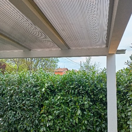copertura in policarbonato amovibile Reggi E. gazebo in legno colore bianco ripreso da sotto in in evidenza la copertura semitrasparente in policarbonato, amovibile.