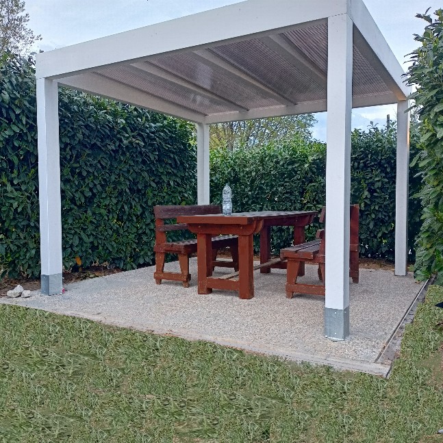 pergola-bioclimatica-reggio-emilia-parma pergola tetto piatto,colore bianco, forma a cubica, ingomro cm.300x300 copertura in policarbonato fumè a movibile in edilizia libera.si monta senza permesso comunale.