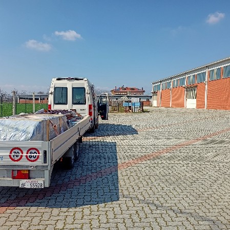 Nonno Jimmy falegname ti consegna  la tua casetta e si ferma un po' per spiegarti la tecnica di montaggio,  insieme cominciate il lavoro, poi finirai tu il lavoro