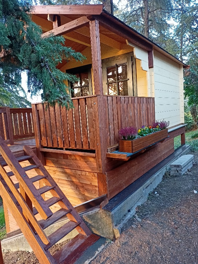 una casa abitabile in legno su palafitta con balconata 
