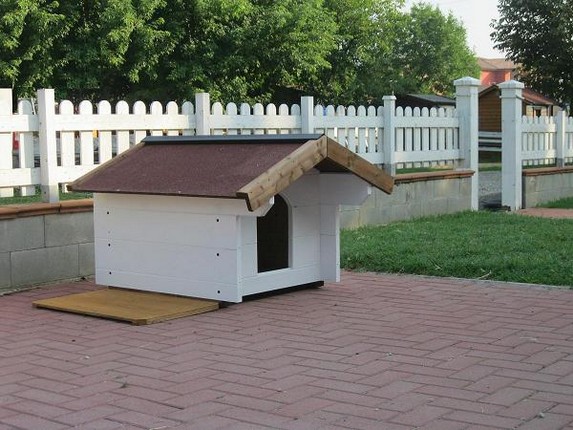 Box per cani in legno artigianale con zona coperta e pavimento rialzato realizzato da Falegnameria Serena.