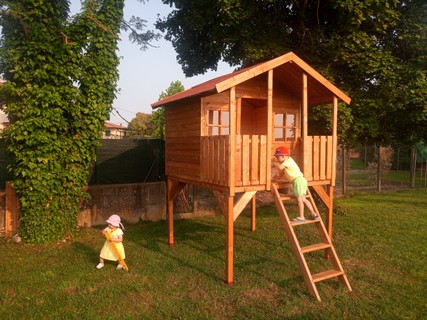 Scopri perché una casetta sull'albero personalizzata valorizza il giardino, cresce con i bambini e nasce dall'artigianato del legno